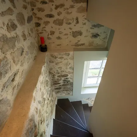 Belle Grange En Bord De Rivière *