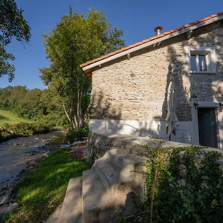 Belle Grange En Bord De Rivière