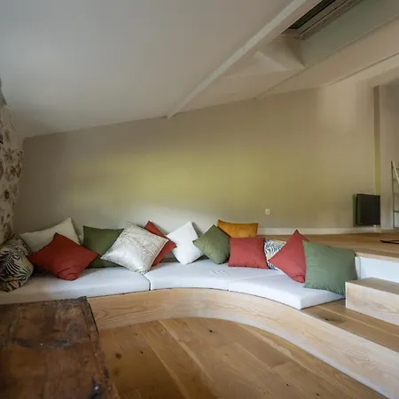 Belle Grange En Bord De Rivière