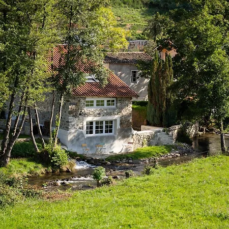 Belle Grange En Bord De Rivière *