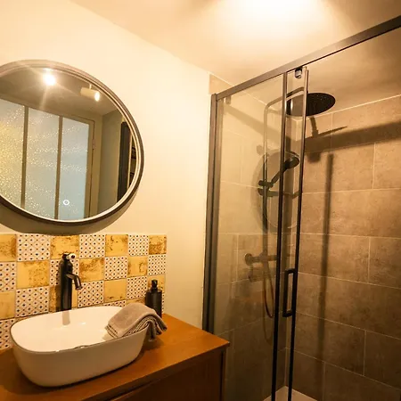 Belle Grange En Bord De Rivière