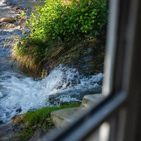 Belle Grange En Bord De Rivière *