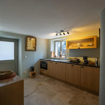 Belle Grange En Bord De Rivière