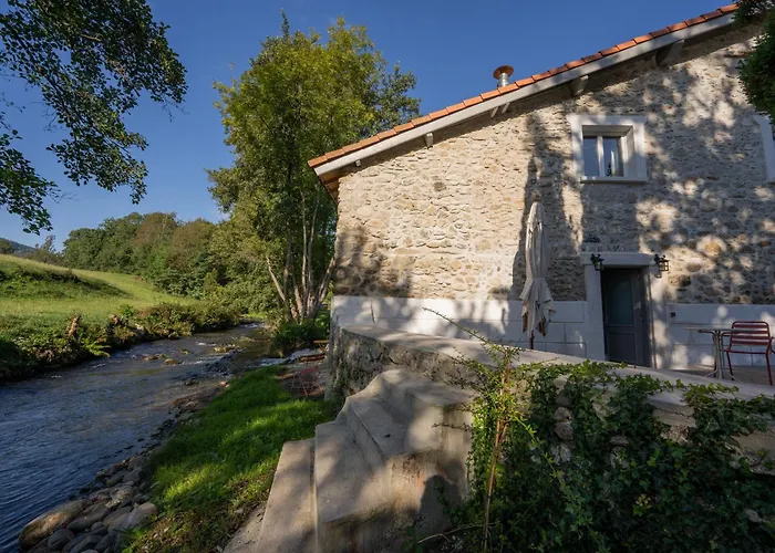 Belle Grange En Bord De Riviere