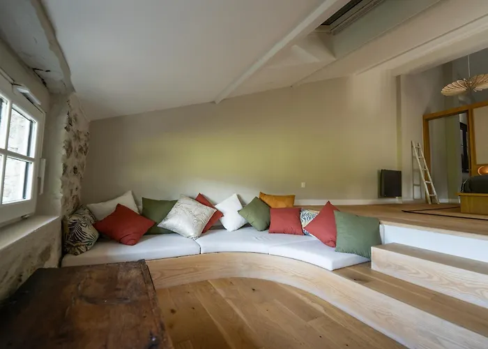 Belle Grange En Bord De Riviere